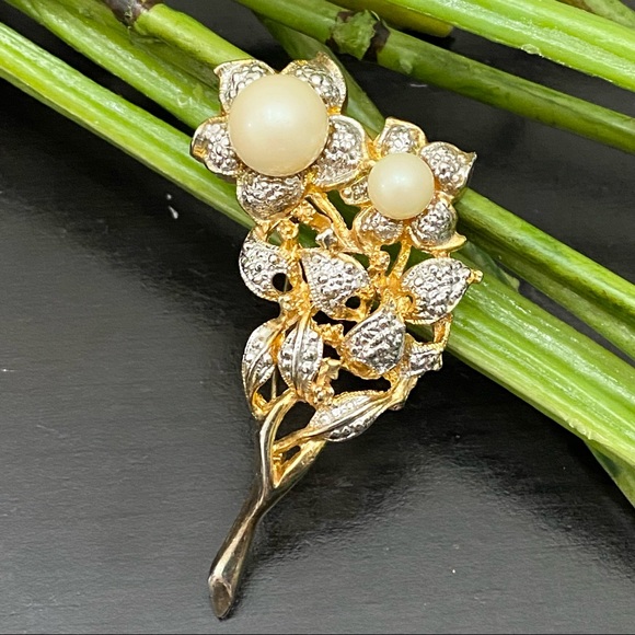 Vintage Unsigned Faux Pearl Flower Bouquet Brooch - Picture 4 of 10